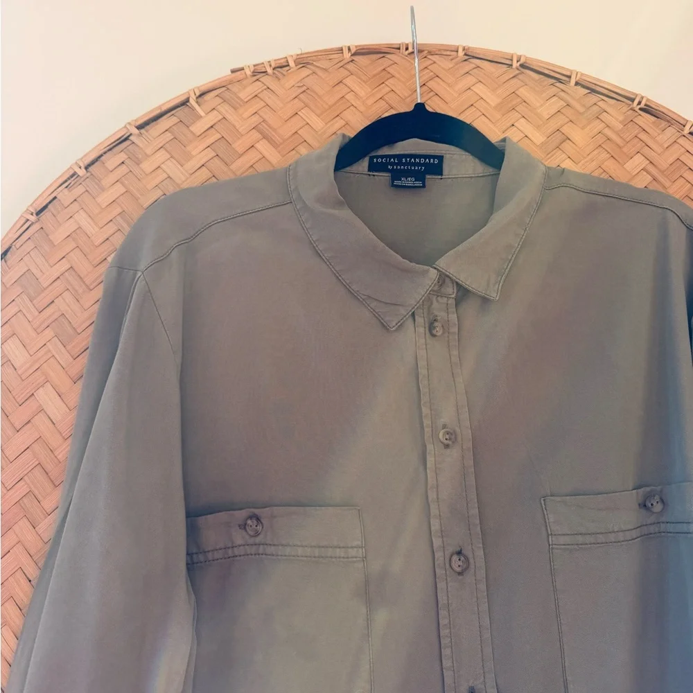 WOMEN’S SOCIAL STANDARD BY SANCTUARY ARMY GREEN GORP-CORE TENCEL BUTTON-DOWN TOP